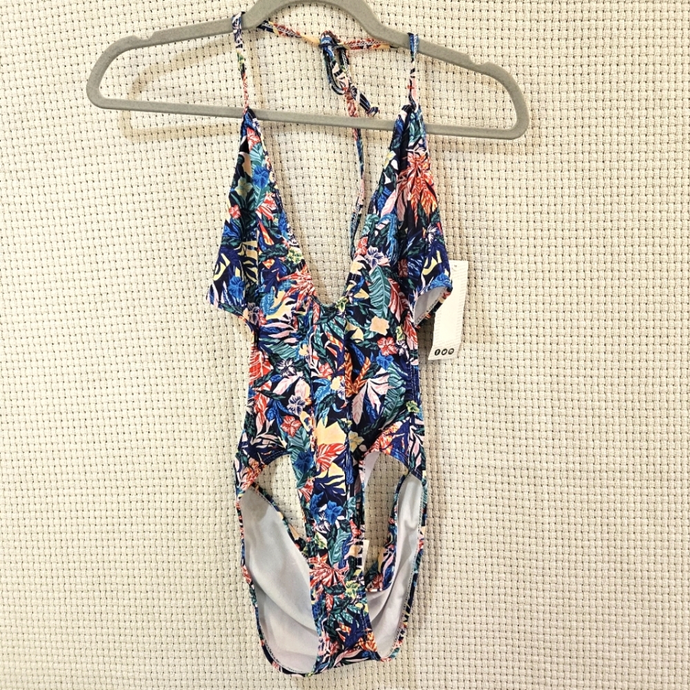 NWT 1 Piece (Barelyπ) Boohoo Swimsuit Size 4